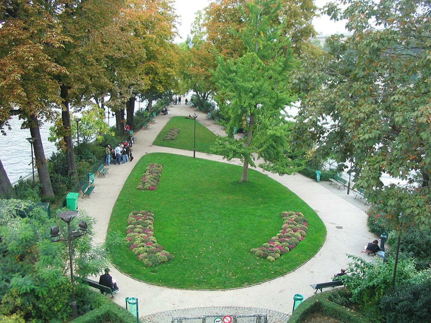 Peaceful gardens of Île de la Cité with historic monuments